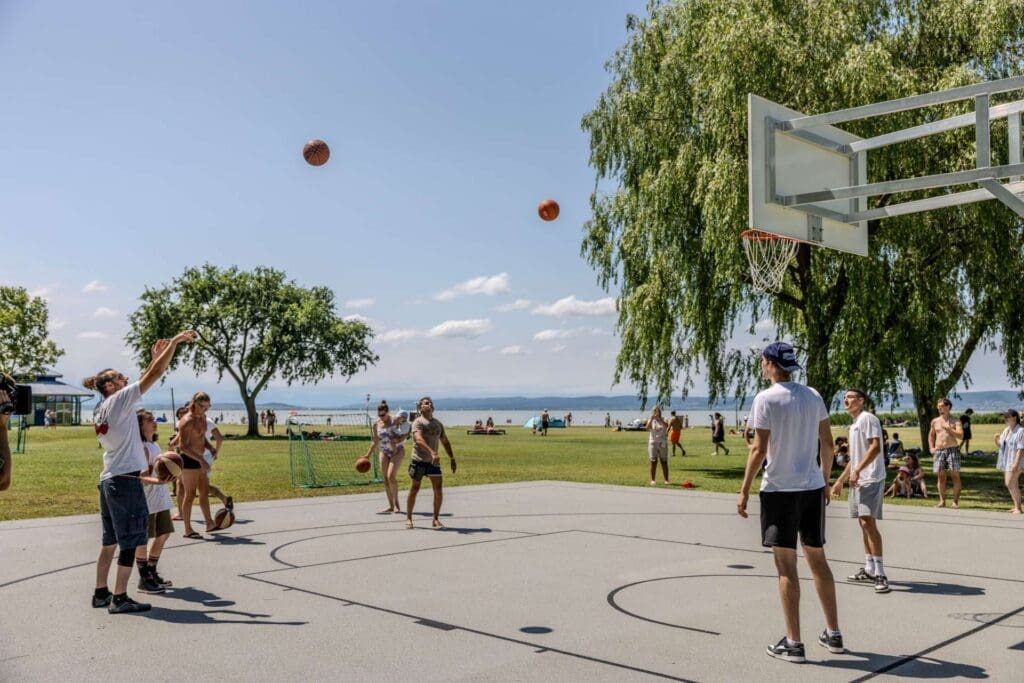 Junge Menschen auf der größten Outdoor-Sportanlage in PODOBEACH in Podersdorf am See.