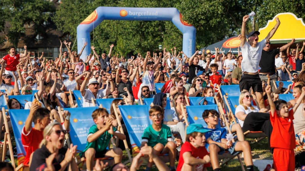 Fans beim Public Viewing im Burgenland