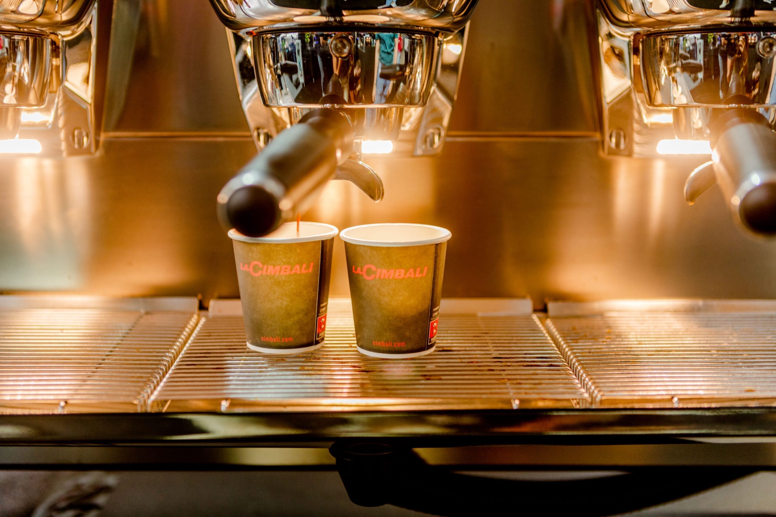 Kaffeemaschine mit Kaffeebecher davor