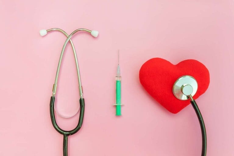 Pflege: Stetoskop, Spritze und Herz