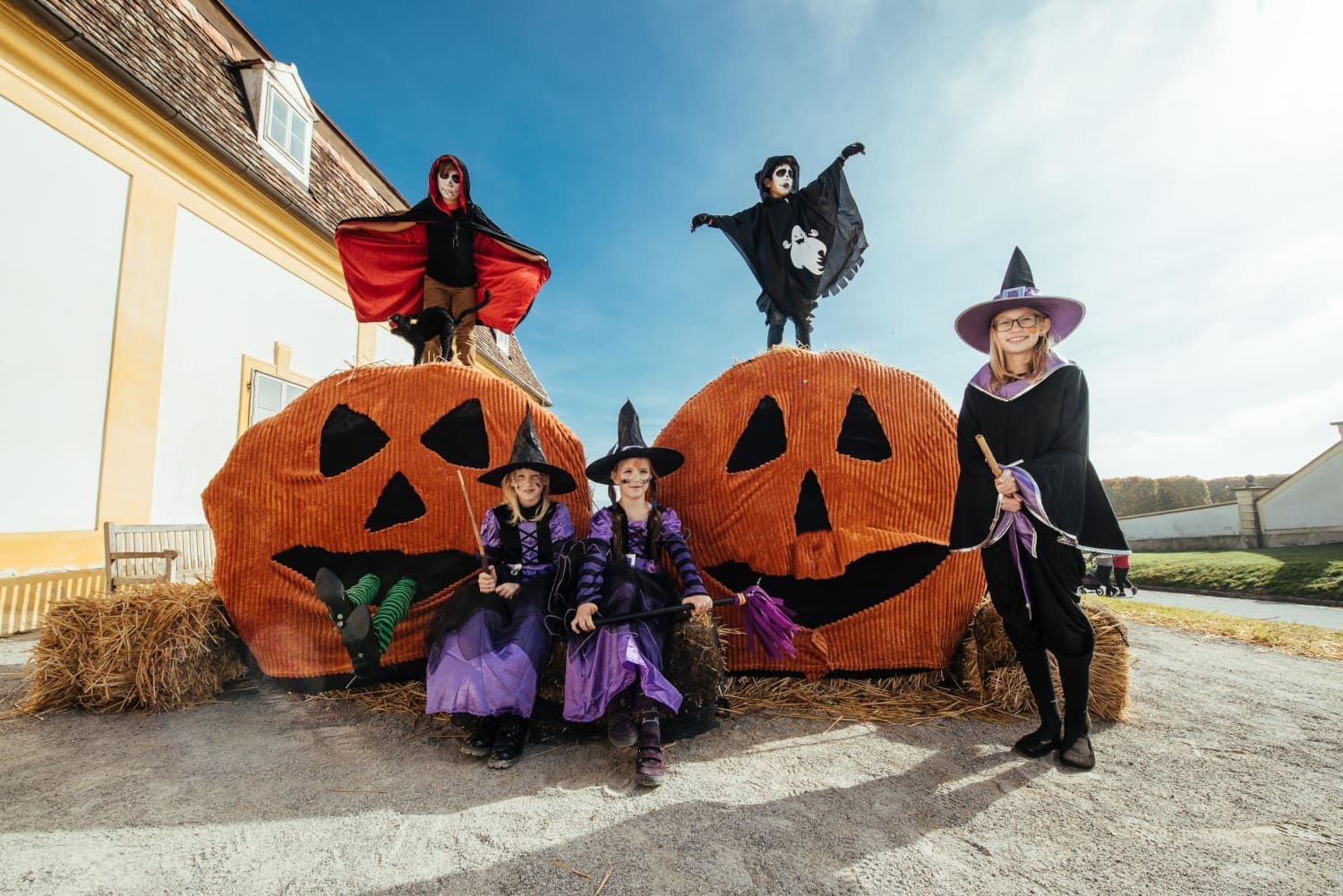 5 Kinder beim "Gruseliger Herbst auf Schloss Hof" Event.