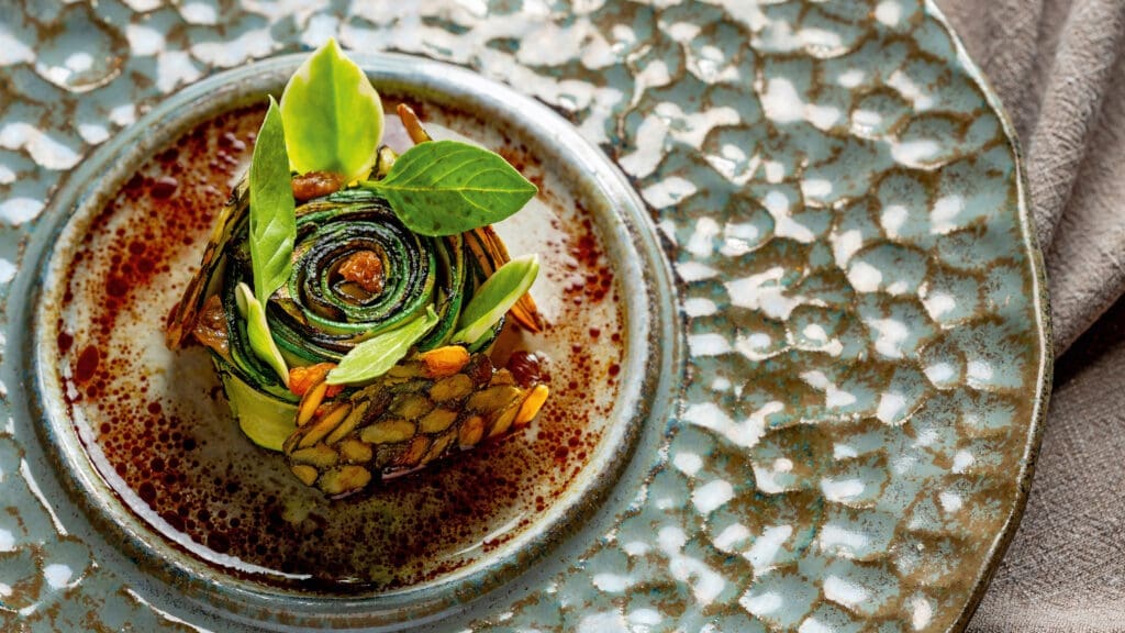 Gericht mit Zucchini auf einem Teller