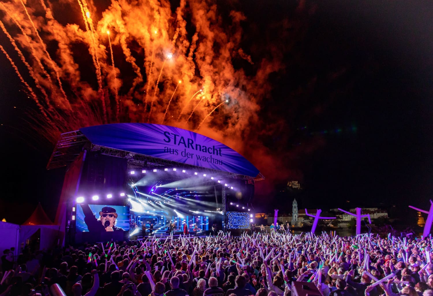 Bühne der STARnacht aus der Wachau mit Pyroshow bei Nacht