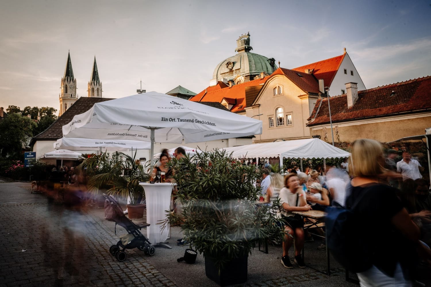 Weingutsfest am Vinothek-Parkplatzes des Stiftes Klosterneuburg