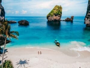 Strand in Thailand mit blauem Meer und pittoresken Felsen