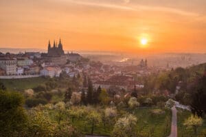 Blick auf den Hügel Petřín (Laurenziberg) und die Prager Burg. bei Sonnenuntergang.