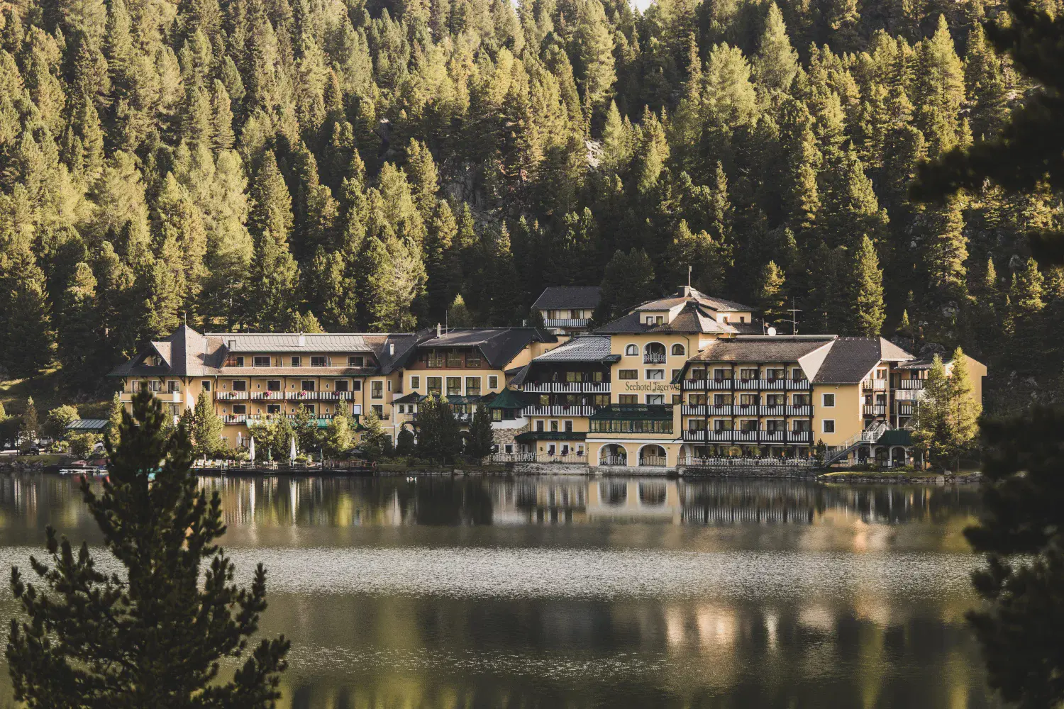 Außenansicht Seehotel Jägerwirt vom Turracher See aus