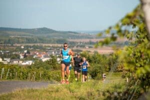 Teilnehmer eines Laufwettbewerbs in burgenländischer Weinlandschaft