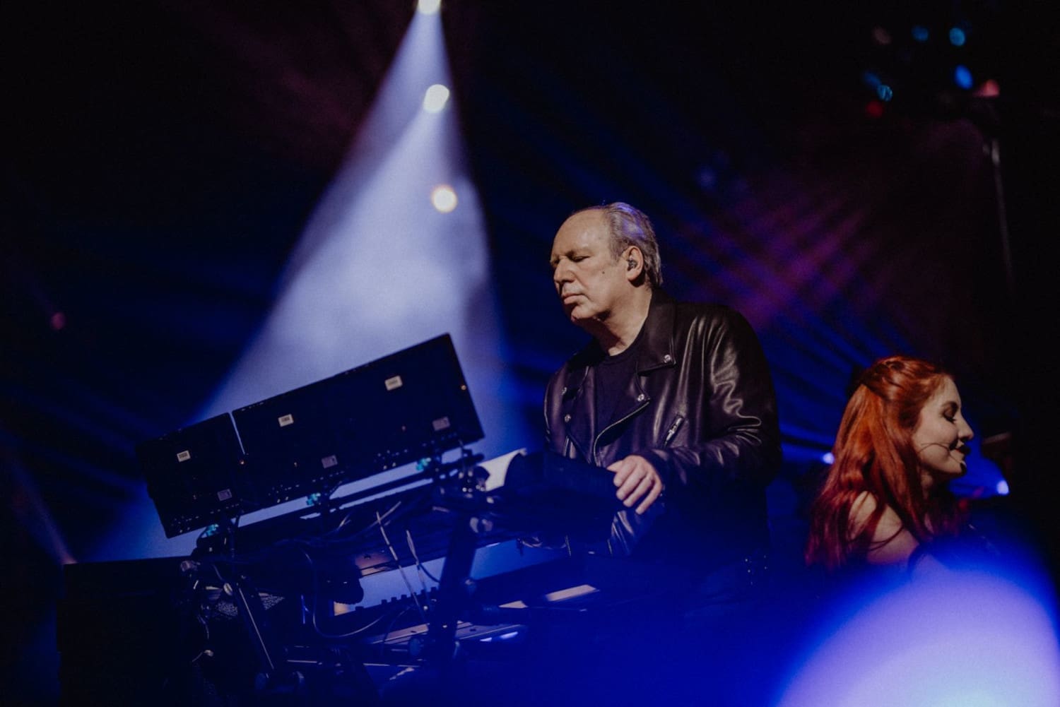 Hans Zimmer spielt im blauen Scheinwerferlicht sein Keyboard