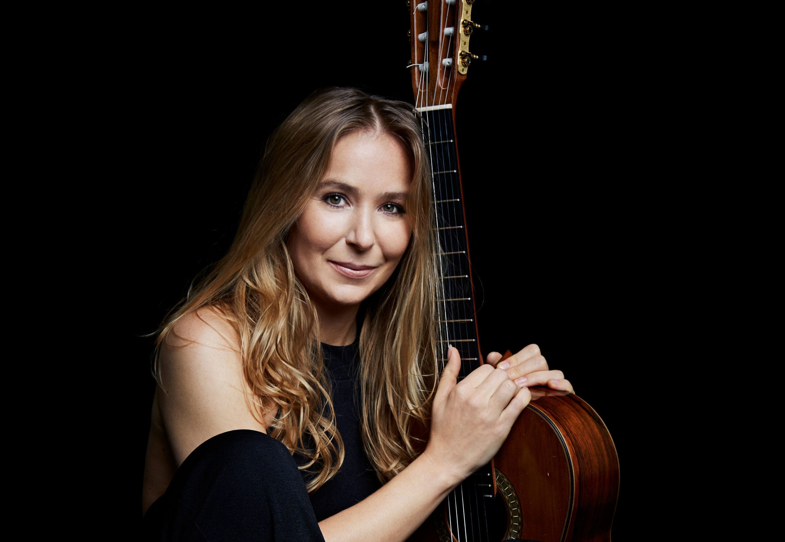 Julia Malischnig mit Gitarre