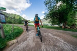 Zwei Radrennfahrer querfeldein