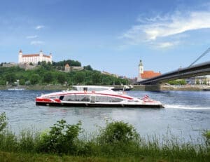 Der Twin City Liner auf der Donau vor der Kulisse von Bratislava