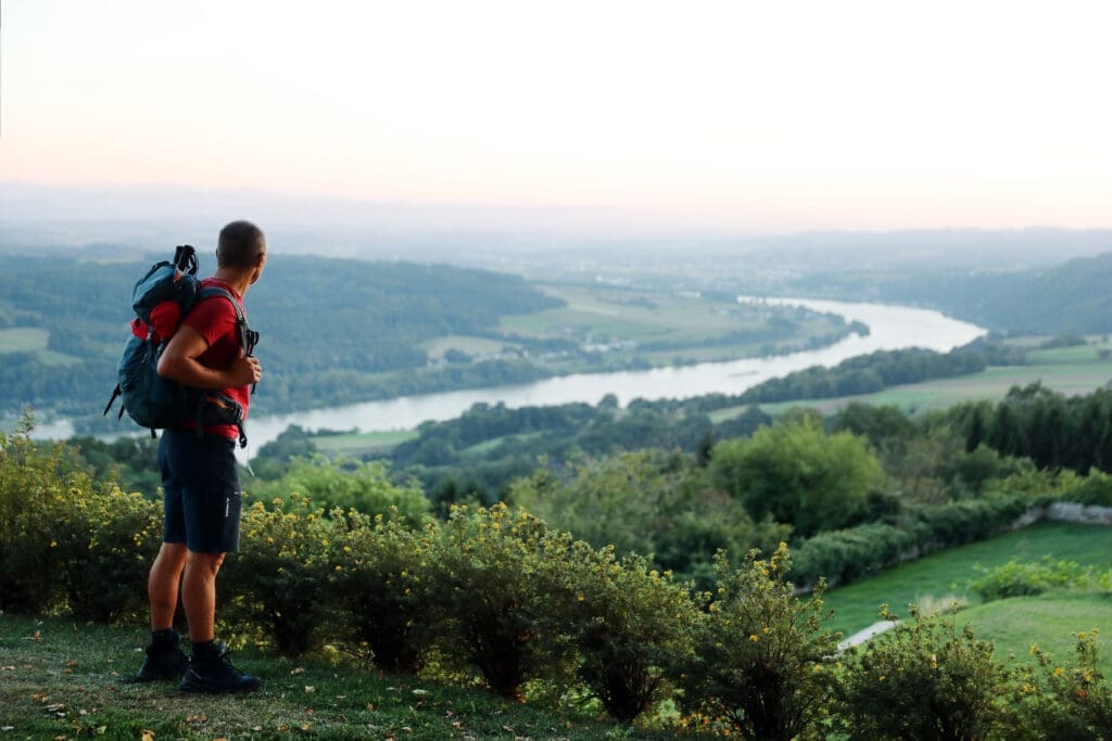 Ein Wanderer blickt von oben auf das Donautal