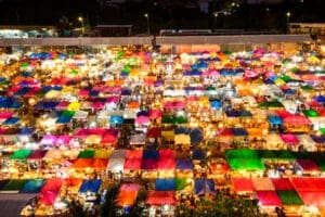 Stände des Rot Fai Market bei Nacht