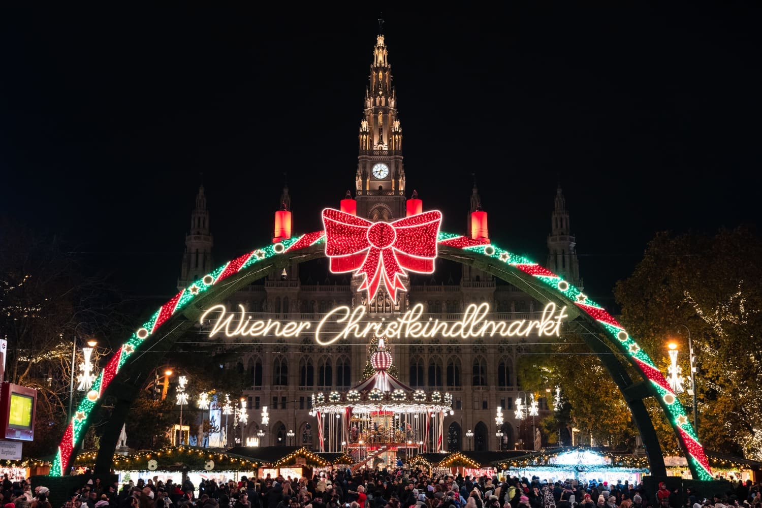 Blick auf den Wiener Christkindlmarkt vom Ring aus gesehen. Im Hintergrund das Rathaus