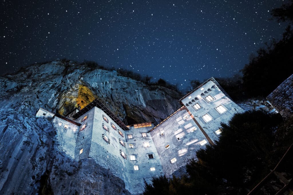 Die Burg Predjama bei Nacht