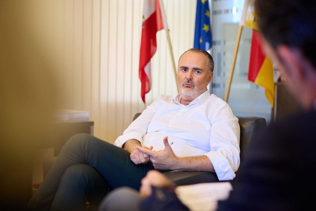 Hans Peter Doskozil im Gespräch in seinem Büro