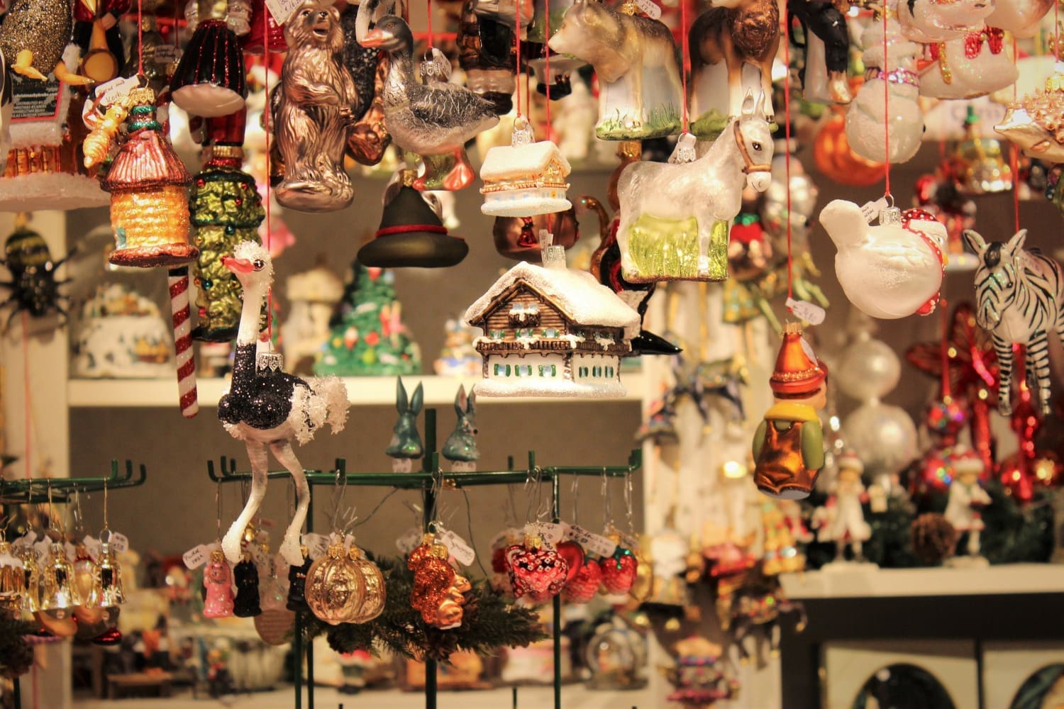 Weihnachtsmarkt-Standl mit Weihnachtsdeko