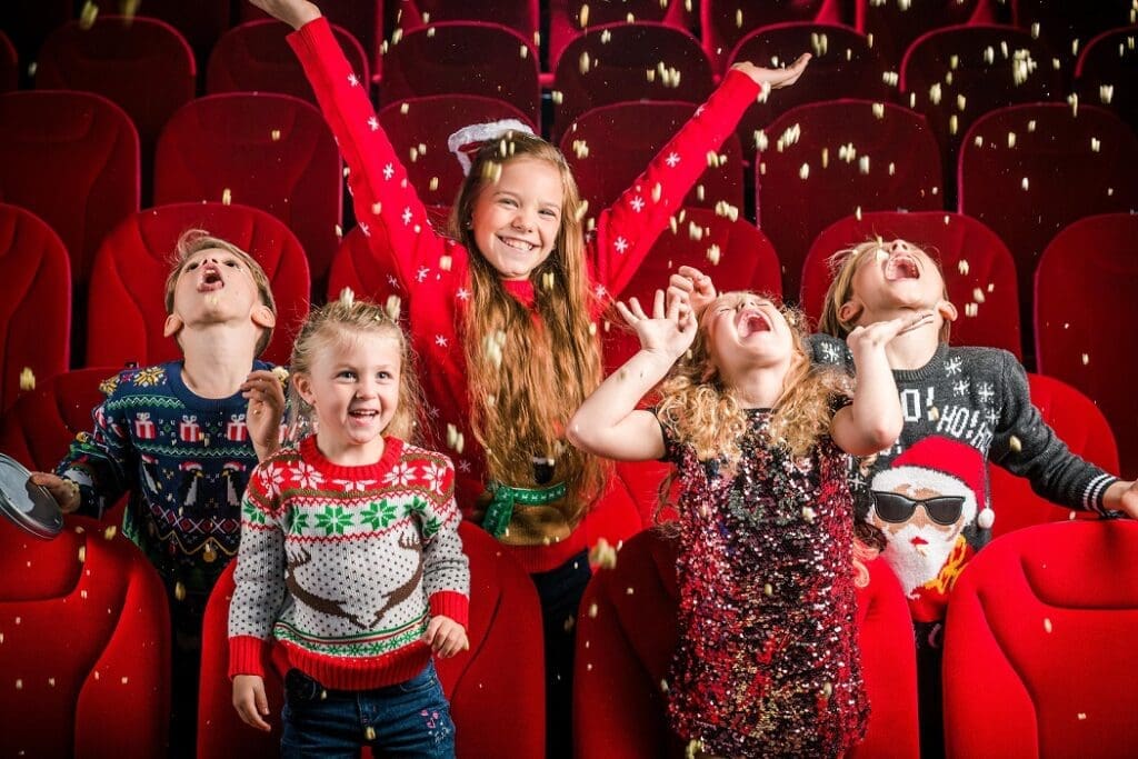 Kinder in einem Kinosaal