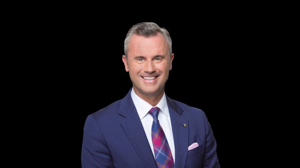 Norbert Hofer vor schwarzem Hintergrund