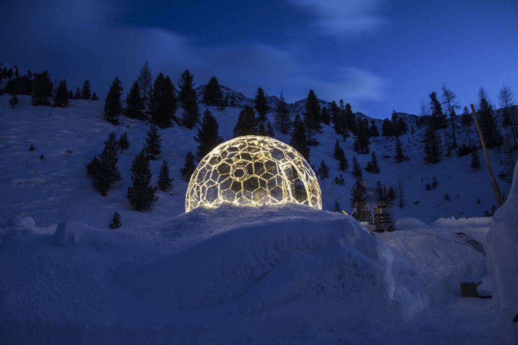 Iglu in der nacht vor Bergkulisse