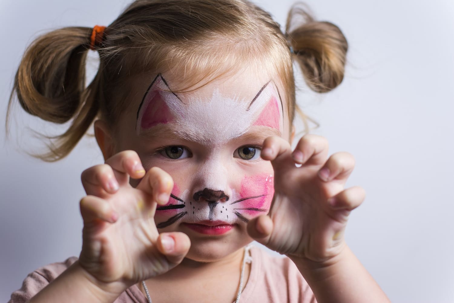 Kind (Mädchen), im Gesicht als Katze geschminkt