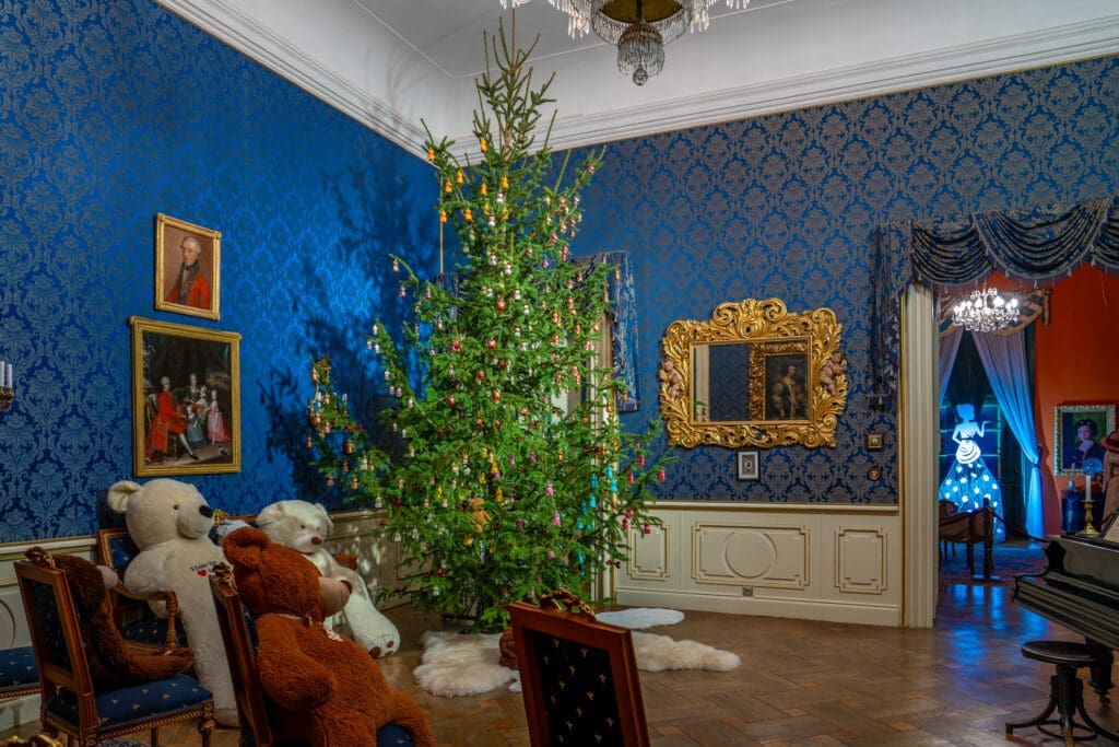 Christbaumausstellung Christbaumschmuck der Firma Koulier im Schloss Loučeň