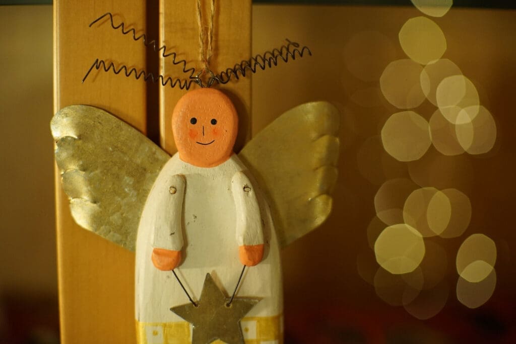 Selbstgebasteltes Christkind aus Holz, Papier und Draht/Federn