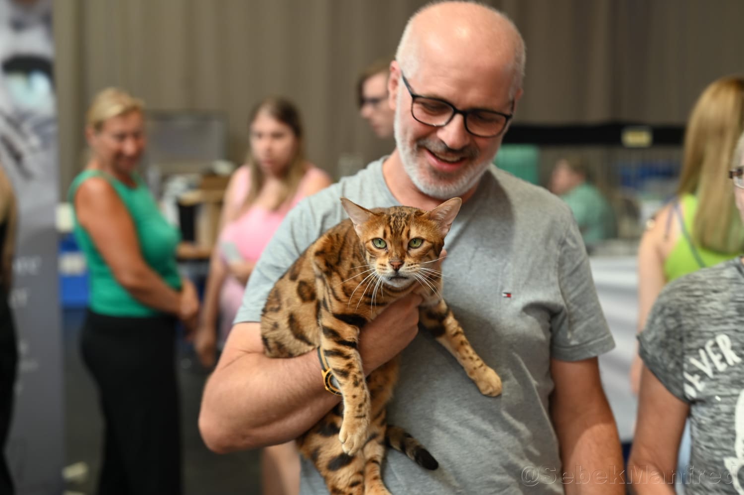 Mann mit Katze im Arm