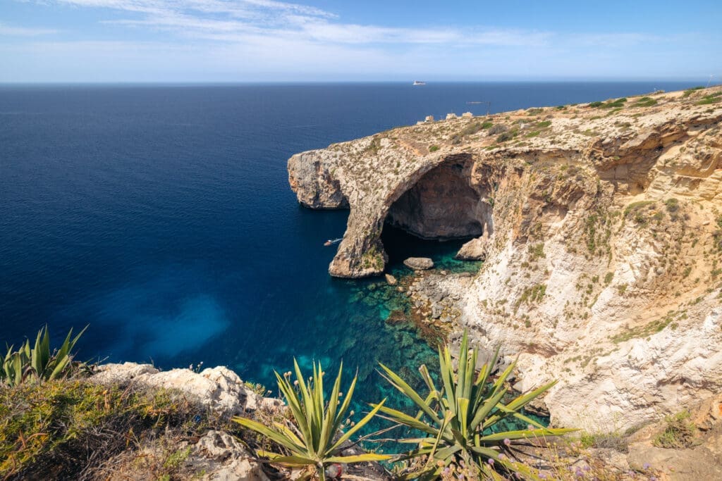 Blick von oben auf das Meer und die Blaue Grotte von Malta.