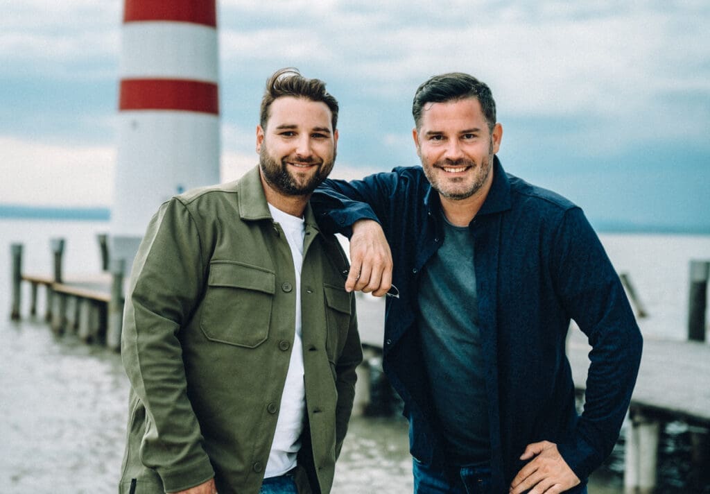 Roman Messner und Markus Kadensky vor dem Leuchtturm in Podersdorf.