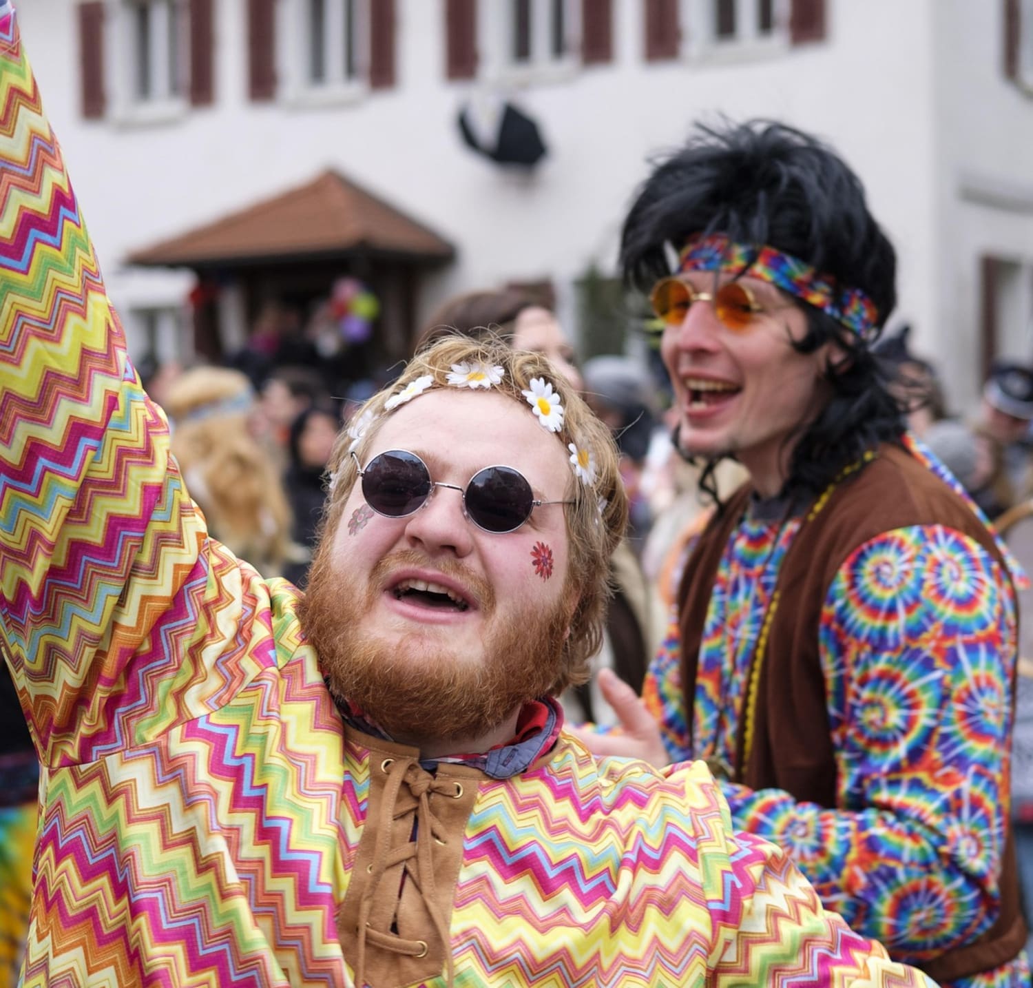 Zwei Männer im Hippie-Kostüm