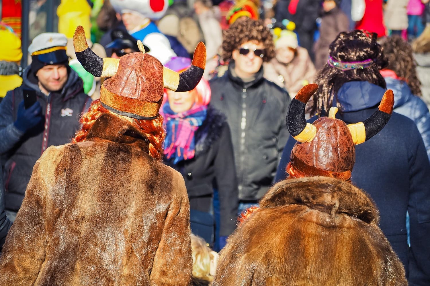 Verkleidete Personen auf einem Faschingsumzug