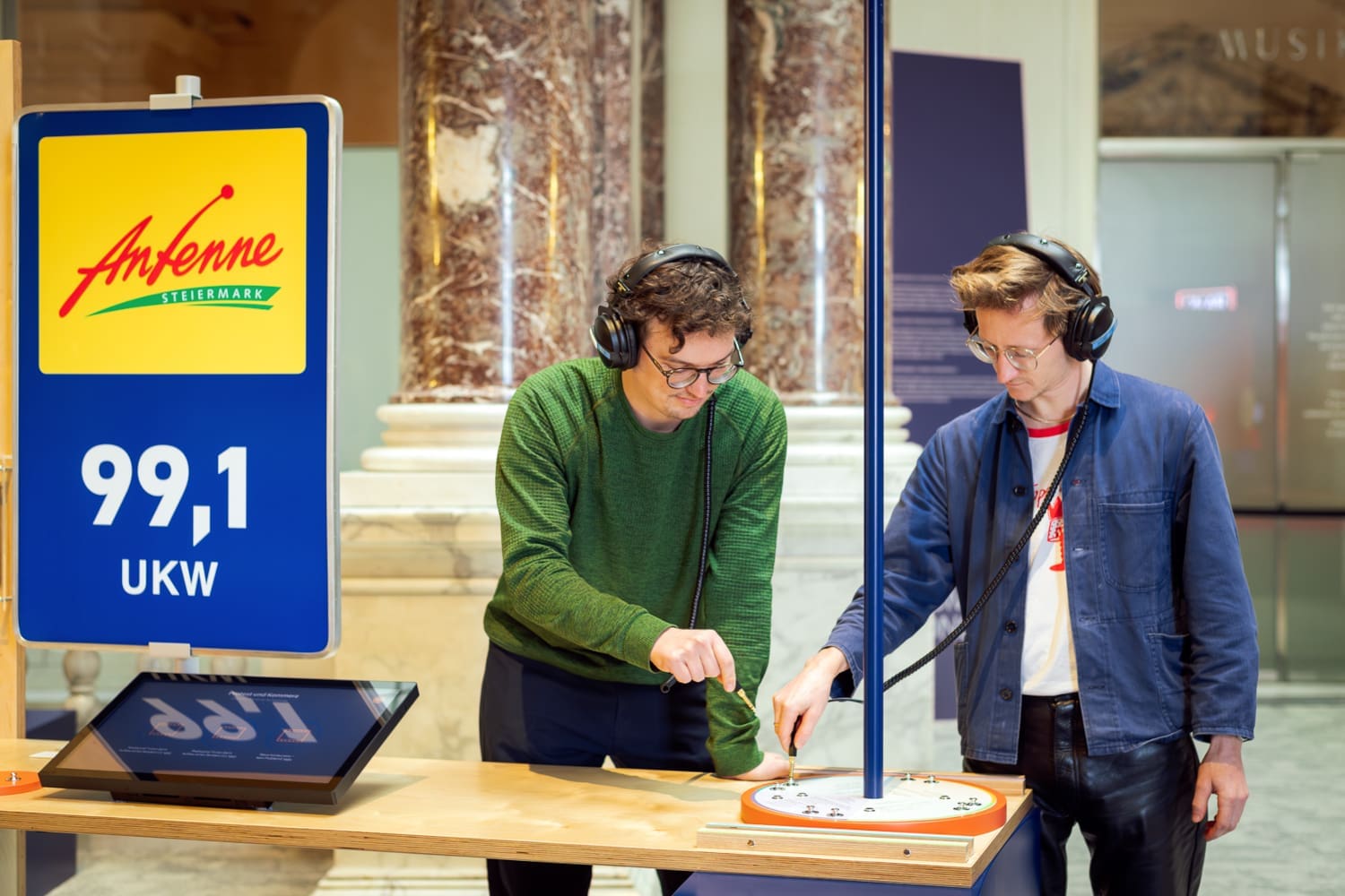 Zwei Männer in einer Ausstellung in der neuen Burg Wien