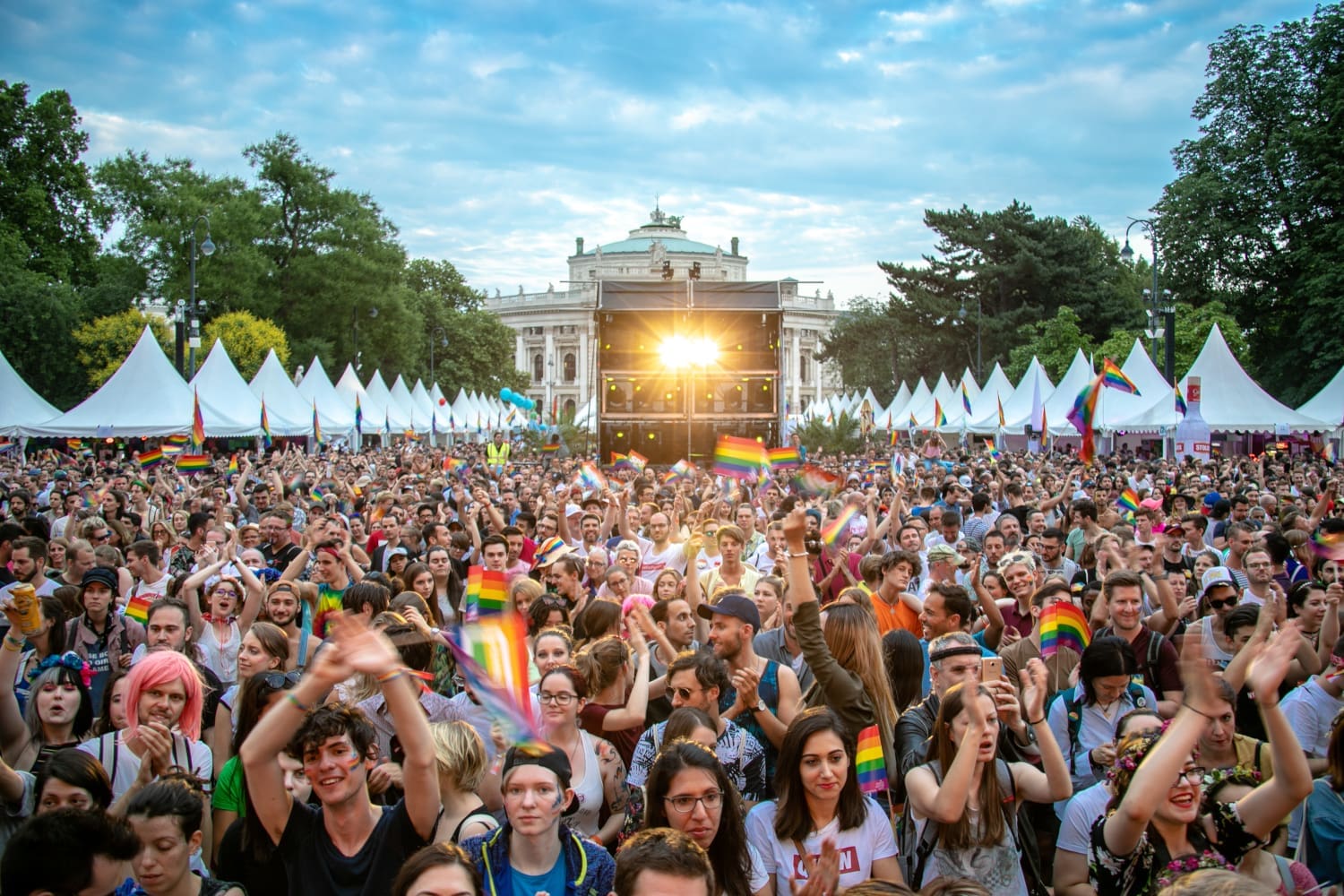 Jubelnde Menschenmenge am Rathausplatz bei der Vienna Pride