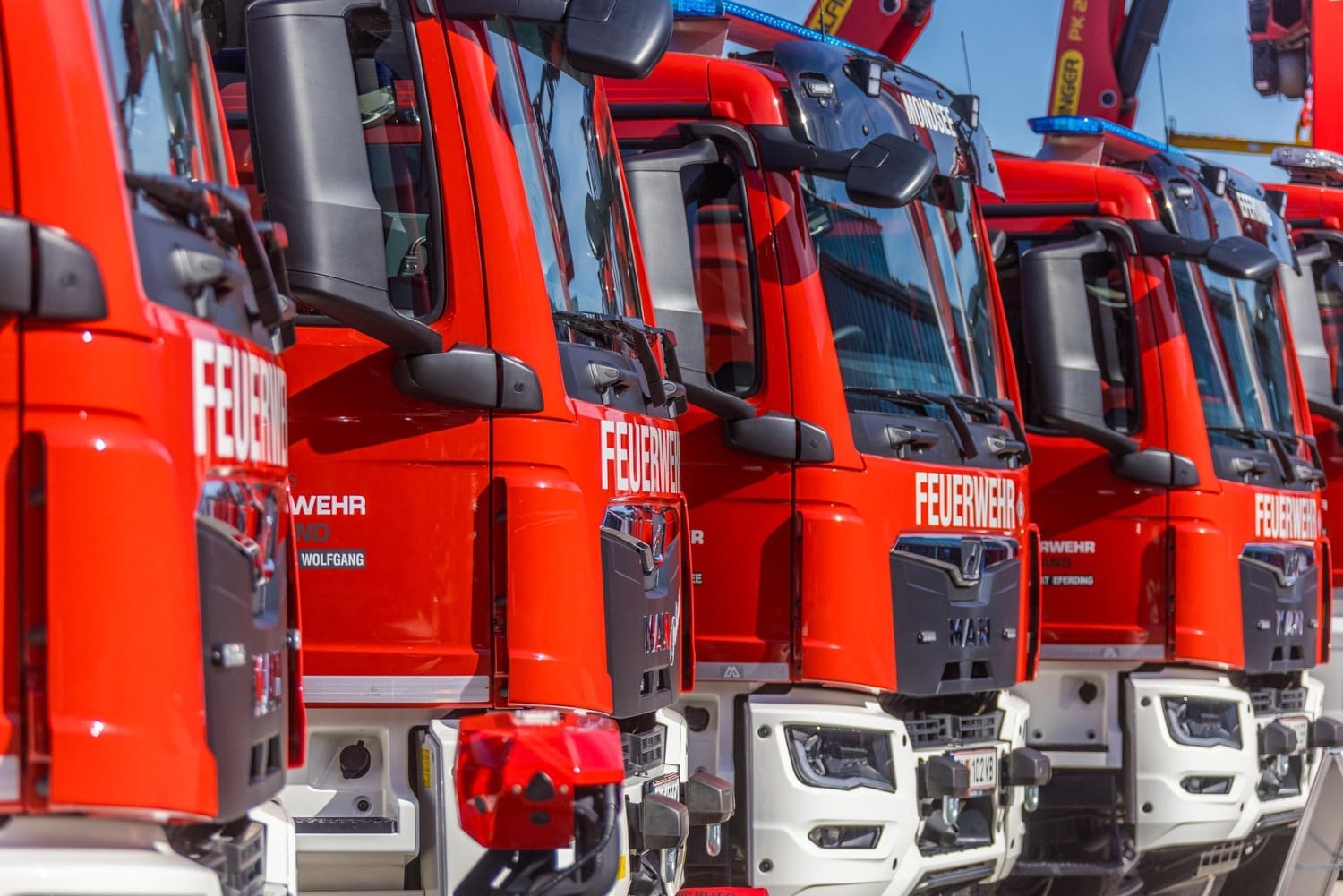 Feuerwehrautos nebeneinander, schräg fotografiert