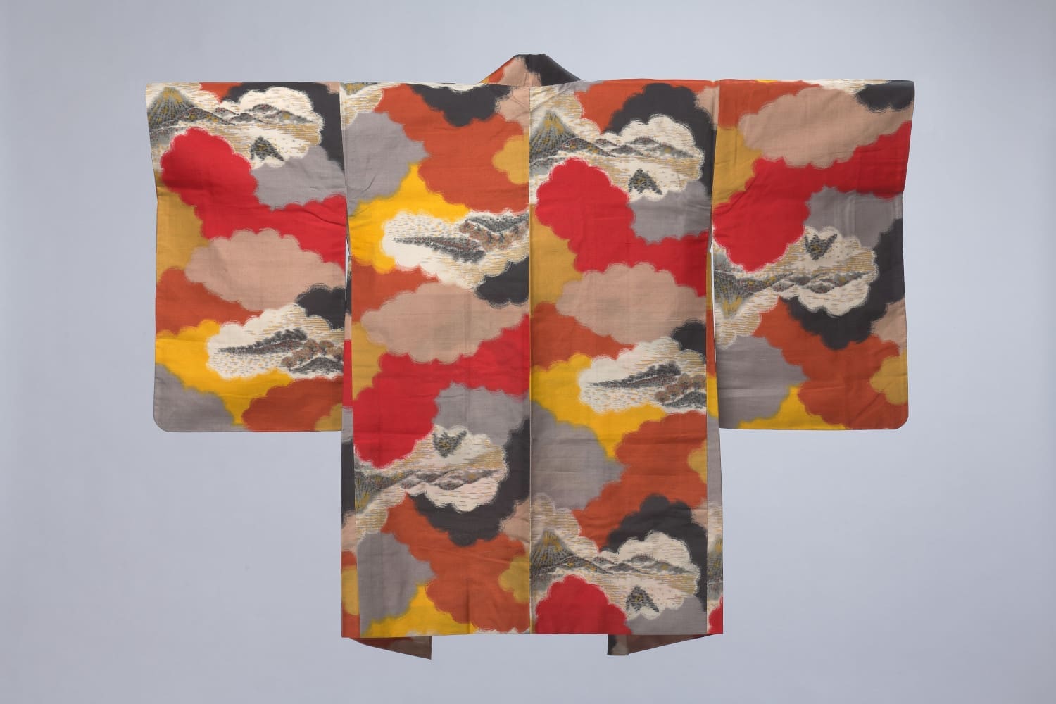 Meisen-Haori mit Fuji-Motiv und Wolken-Muster, Japan, 1920–1960 Seide in Leinwandbindung,