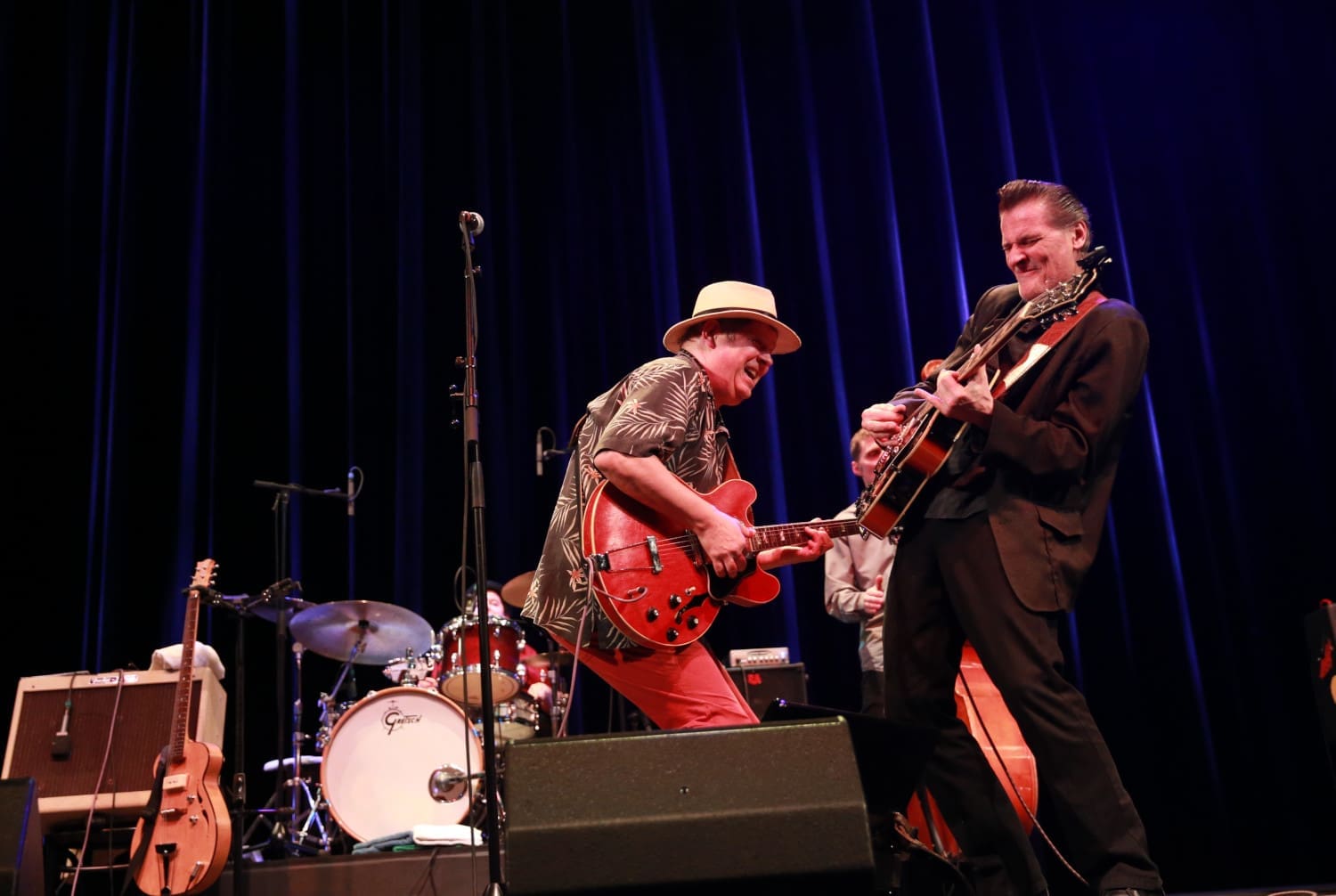 Zwei Bluesgitarristen auf der Bühne