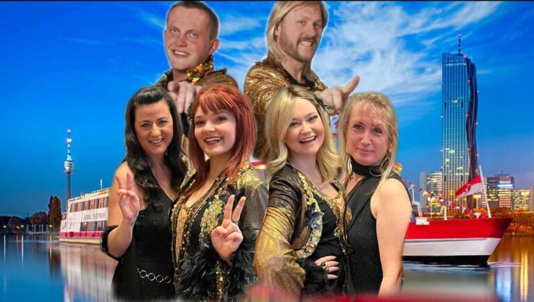 Die Mitglieder von Abba Chiqita vor einem Schiff