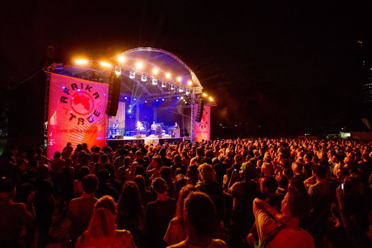 Bühne mit Publikum bei den Afrika Tagen 2019