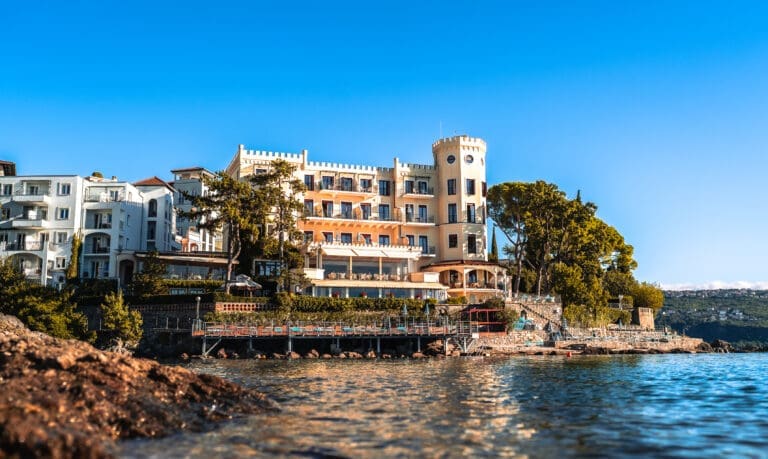 Außenansicht vom Hotel an der Küste