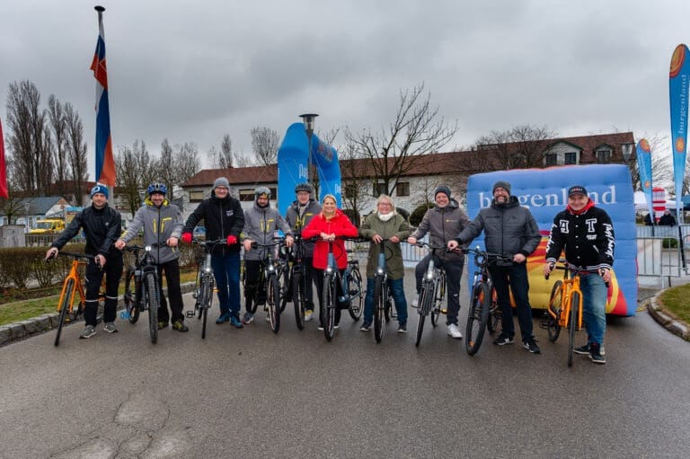 Gruppe von Personen auf ihren Rädern