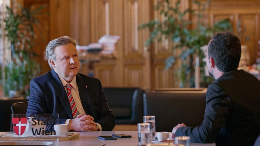 Michael Ludwig spricht mit Christoph Berndl in seinem Büro im Rathaus