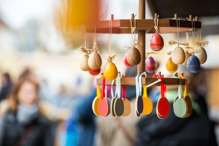 Bunte Ostereier, im Hintergrund unscharf Personen