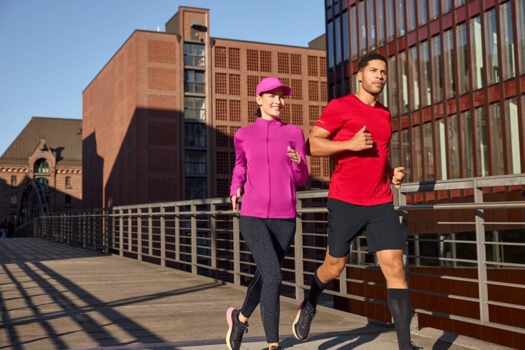 Zwei Läufer tragen beim Joggen Tchibo Active Wear