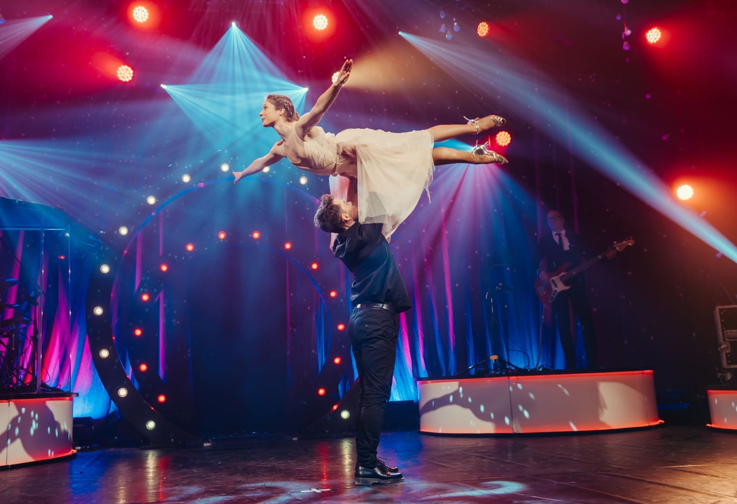 Mann und Frau stellen die Hebefigur aus „Dirty Dancing“ nach