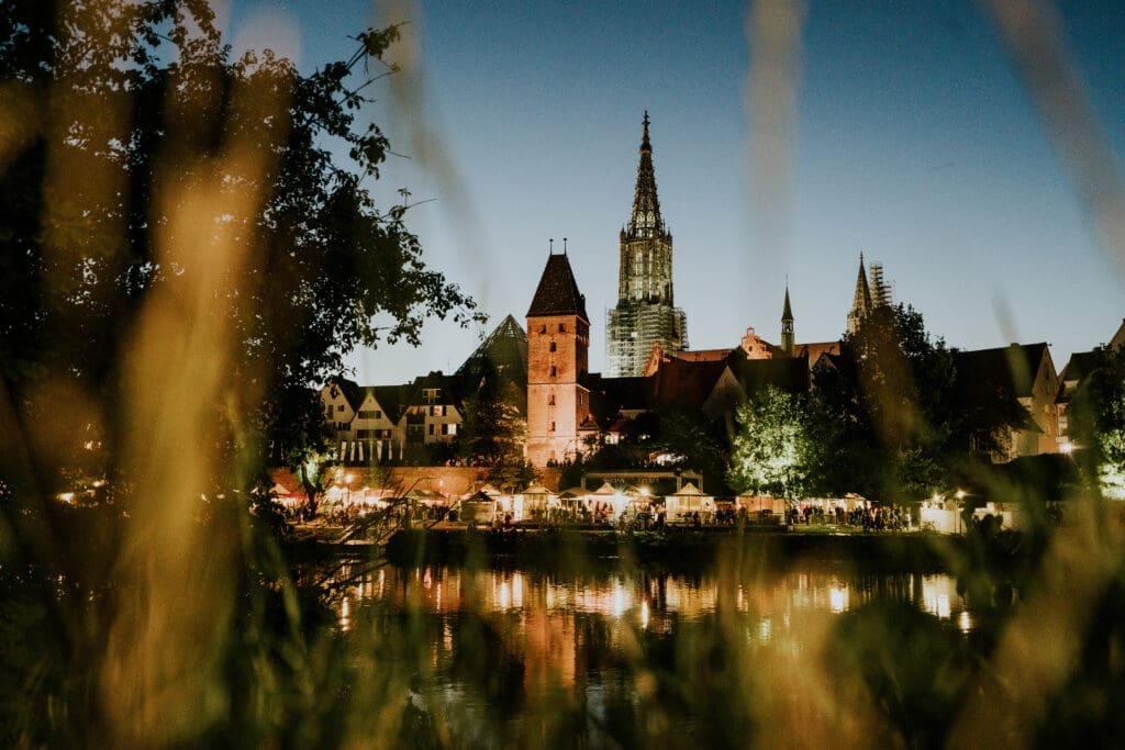 Blick auf Ulm bei Nacht vom gegenüberliegenden Ufer aus