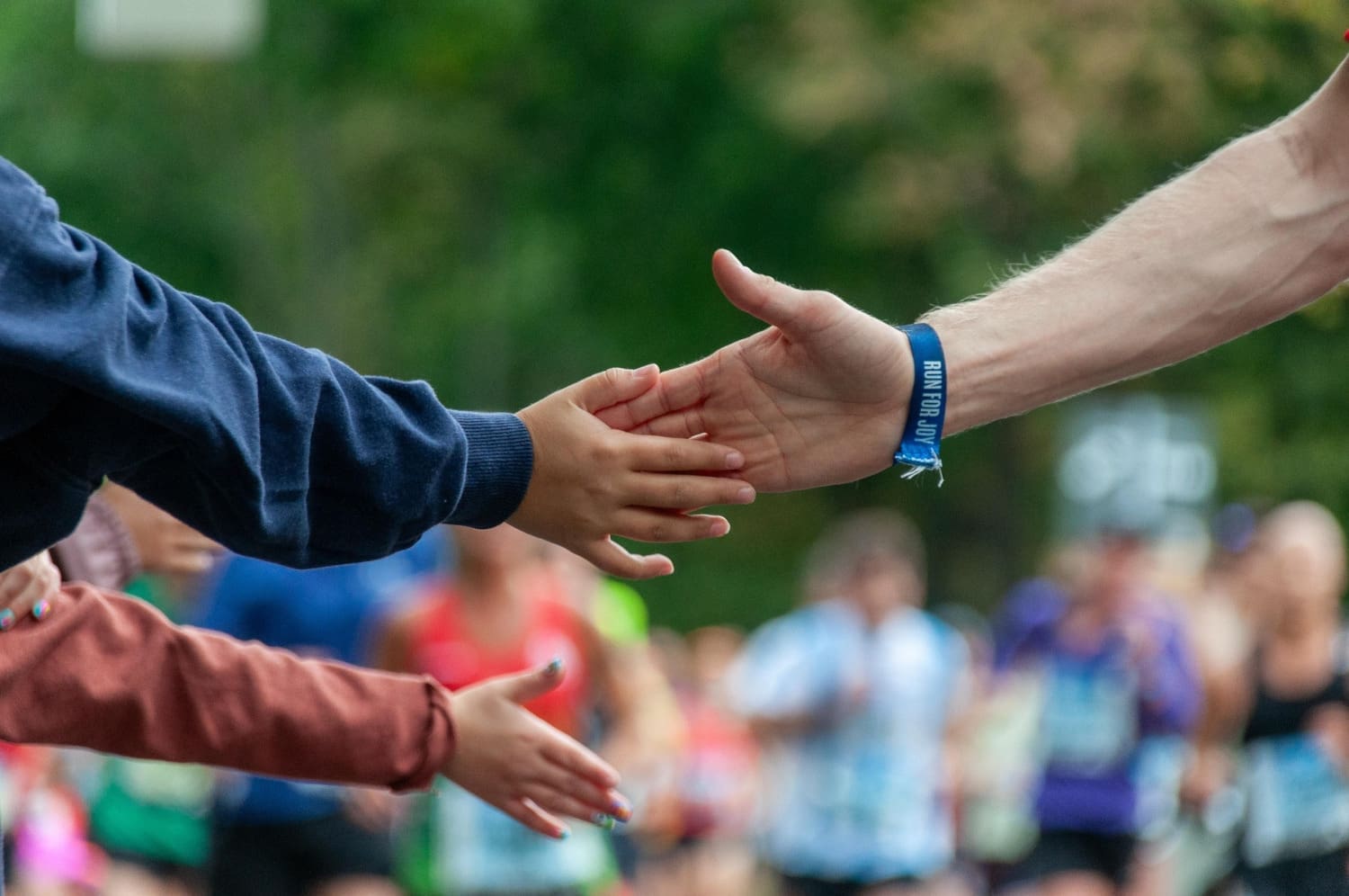 Kinder klatschen bei Männerhand ab