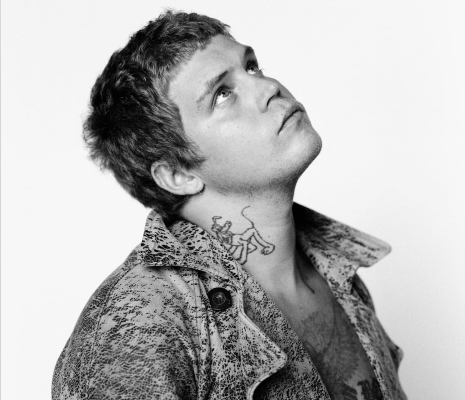 SW-Foto von Yung Lean, von der Seite fotografiert