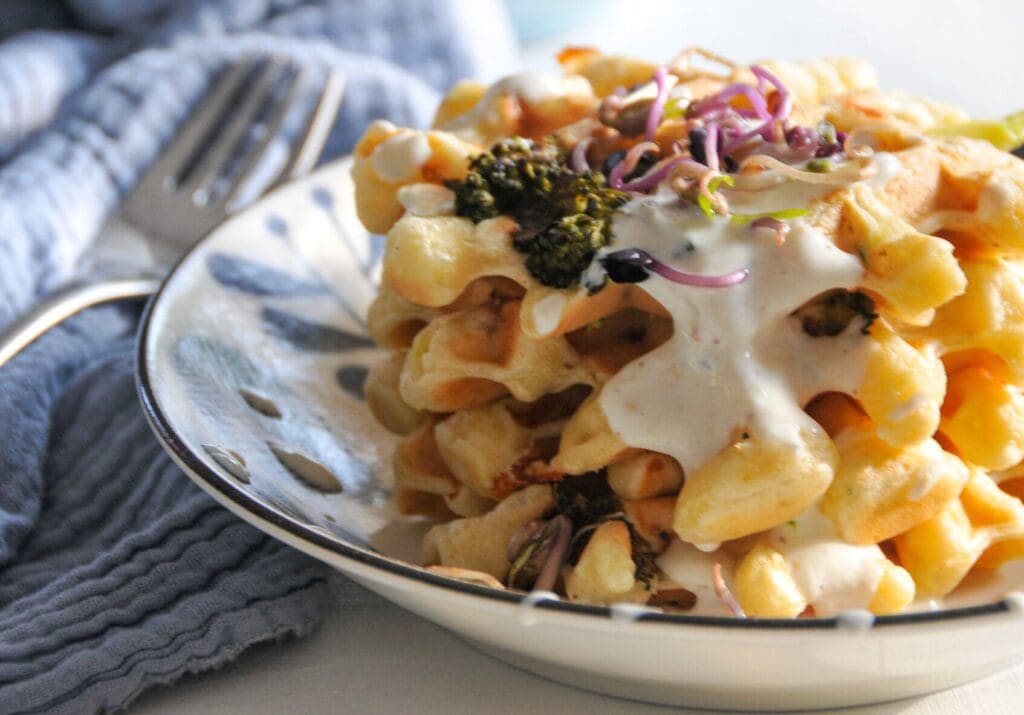 Herzhafte Waffeln mit Zucchini und Dip